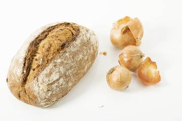 Zwiebelbrot auf weissen Hintergrund