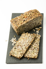 Whole & Pure Haferbrot, Vollkornbrot mit Hafervollkornflocken, Sojaflocken, Sesam, Roggen, Dinkel, Roggenmalzkeinem, Freisteller