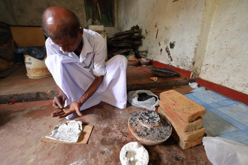 Hitzebehandlung von Saphiren in Ratnapura Sri Lanka 