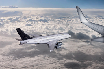 Fototapeta na wymiar Passagierflugzeuge über den Wolken