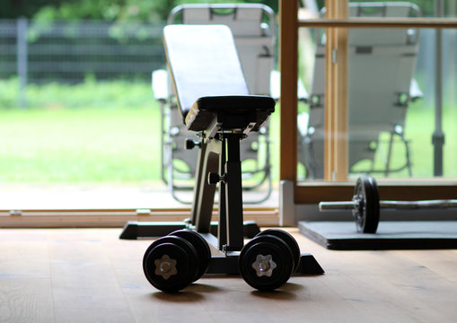 Trainingsbank vor dem Fenster