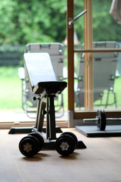 Trainingsbank vor dem Fenster