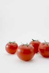 白バックのトマト
