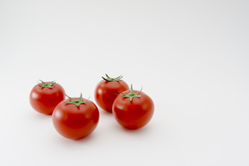 白バックのトマト
