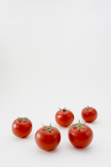 白バックのトマト
