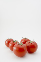白バックのトマト
