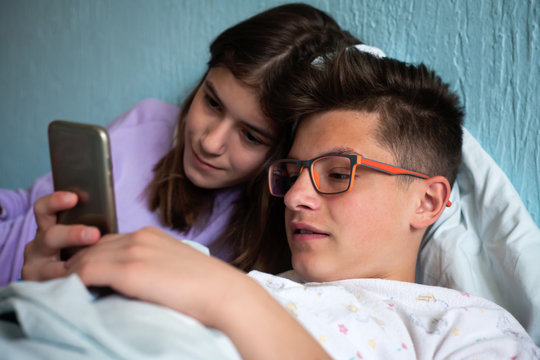young teenagers use a smartphone