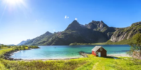 Selbstklebende Fototapete Skandinavien Trollfjord, Strand mit Haus, Lofoten, Skandinavien, Norwegen 
