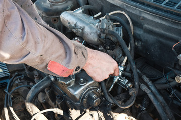 Fototapeta na wymiar car mechanic repairs the car