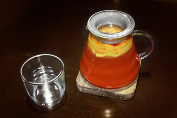 Фруктовый красный чай в прозрачном чайнике  