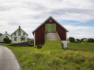 Fototapeta na wymiar Casas típicas con entrada de césped en Skjong, província de Møre og Romsdal, Noruega, verano de 2017