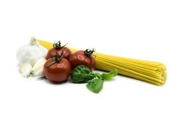 spagettis spagetti tomaten tomate knoblauch knoblauch isoliert freigestellt auf weißen...