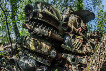 gestapelte autos auf einem schrottplatz panorama