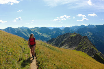 Dziewczyna na szlaku w niemieckich Alpach i góry w tle