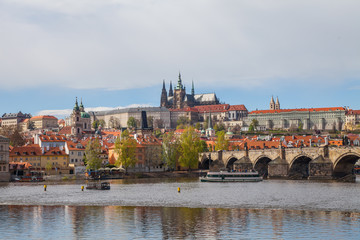Obraz premium Charles bridge and Prague castle. Sunny summer day.