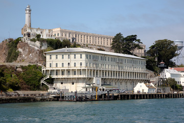 Das berüchtigte Gefängnis Alcatraz auf einer kleinen Insel in der Bay von San Francisco gesehen...