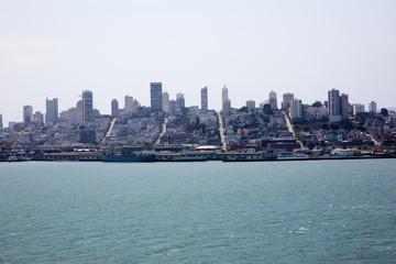 Fototapeta premium Die San Francisco skyline und sein panorama ragen von der bay aus gesehen in den Himmel.