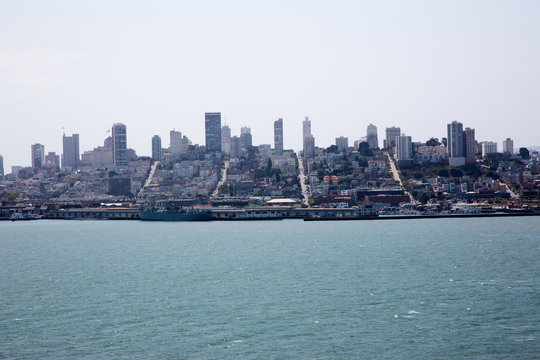 Die San Francisco skyline und sein panorama ragen von der bay aus gesehen in den Himmel.