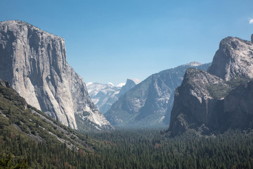 Fototapeta na wymiar Der Berg El Capitan mit glatter steiler Wand ragt mit seiner Schönheit blauen Himmel des Yosemite Park. 