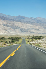 Unendliche Strasse durch die amerikanische Wüste