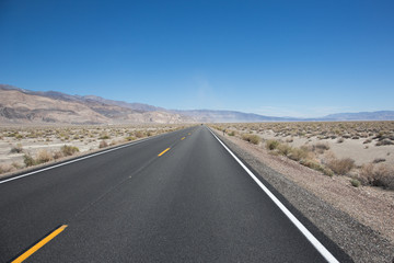 Fototapeta na wymiar Unendliche Strasse durch die amerikanische Wüste
