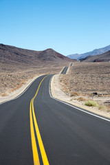 Unendliche Strasse durch die amerikanische Wüste. Road to nowhere.