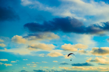 Paraglider em nuvens 