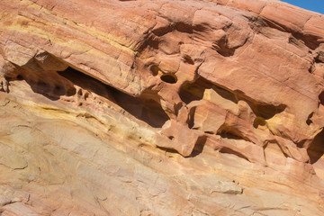 Geologische Formation im Valley of Fire, ein löchriger Fels mit deutlichen Farbschichten in der...