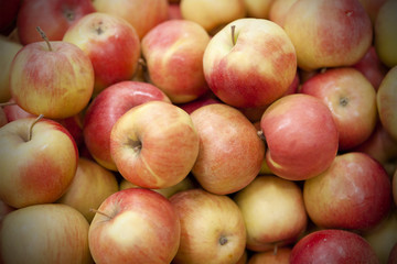 Fresh apples spread out an even layer as a background.