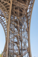 Stützpfeiler des Eiffelturms mit der filigranen Eisen Konstruktion und Verbindungsstreben
