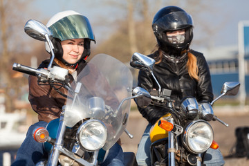 Fototapeta premium Portret dwóch europejskich motocyklistek z rowerami w stylu klasycznym i ulicznym