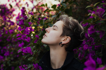 Naklejka premium androgynous girl in nature