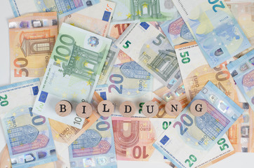 Euro Geldscheine mit dem Anschrift Bildung in Vordergrund