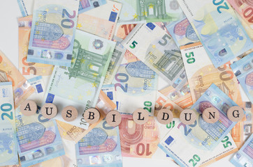 Euro Geldscheine mit dem Anschrift Ausbildung in Vordergrund