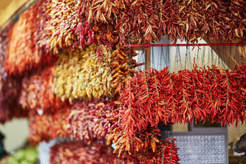 Obraz premium Red dry chili pepper hanging at market
