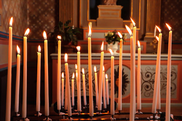 Cierges, bougies et méditation religieuse