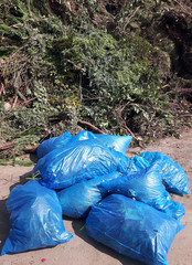 Plastiksäcke und Kompost Haufen aus Blättern, Ästen, Gartenabfällen