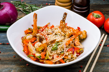 Rice noodles with shrimp and vegetables