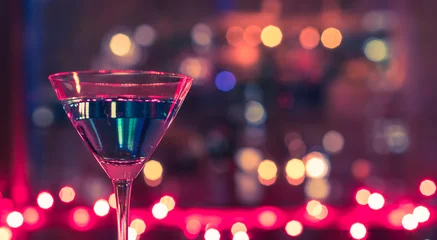 Abwaschbare Fototapete Cocktail Martini-Cocktailgetränk gegen bunten Hintergrund.