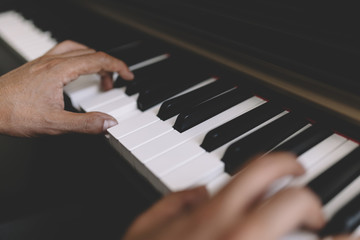 Fototapeta na wymiar Hands on piano