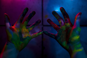 Manos cubiertas de pintura