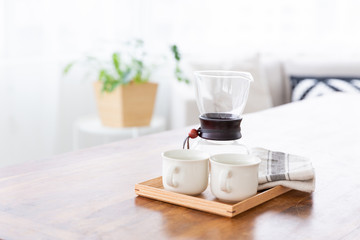 コーヒーカップとコーヒーメーカー