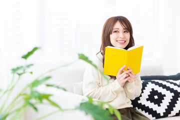 本を読む女性