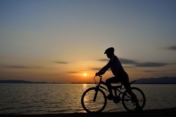 夕日の湖畔・マウンテンバイク 