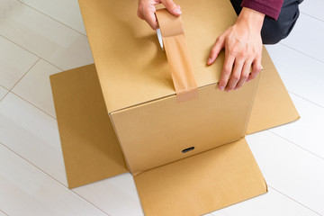 引越しイメージ　荷造り