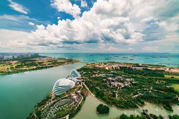 Foto op Plexiglas Singapore Panoramisch luchtfoto van de stad en de haven van Singapore onder prachtige blauwe lucht