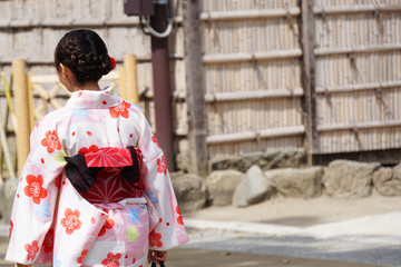 浴衣の日本人女性の後ろ姿