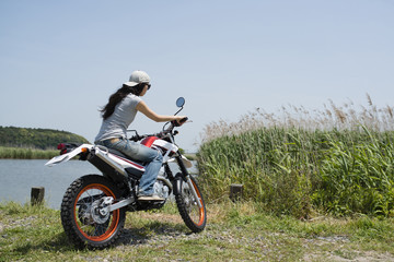 Obraz na płótnie Canvas オートバイに乗る女性