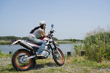 Obraz na płótnie Canvas オートバイに乗る女性