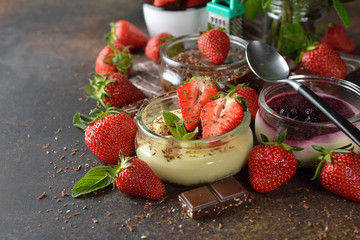 Summer cheesecakes in jars